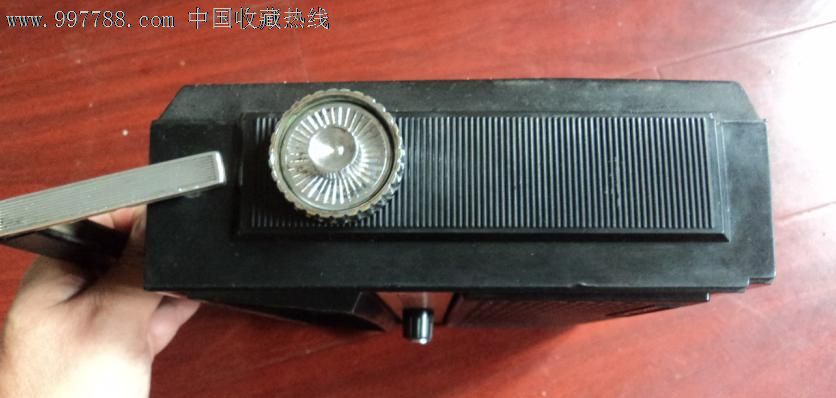 1978年,上海无线电三厂研制生产了春雷3P7收音机,它的珍贵不光是产量极低《4000台。它的每一项设计都值得让你加以珍惜。本机为9晶体管3波段便携收音机,交直流两用。三只3DG201A晶体管组成的二次变频电路,使通频带和选择性得到了空前的提高。为了更好的收音,本机振荡采用了独立的振荡器和稳压偏置电路。另一只3DG201A则作为电子滤波,混频及本机振荡集电级的稳压管。使压降最小,管子工作更稳定。你要知道当时一只晶体管的价格几乎是普通人的半月工资。更何况是3DG201A这种高性能制止在仪器上使用的宝贝。电台