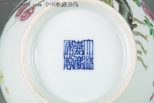 清代"大清嘉庆年制"款白地花蝶粉彩瓶布满哈蚧光