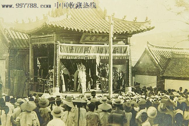 清末民初街头戏剧表演和带辫子的观戏人老照片