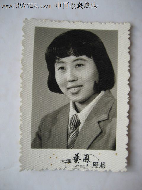 穿西装的80年代的美女