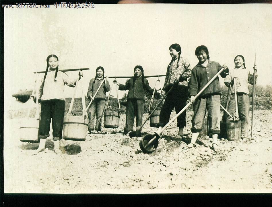 劳动中女知青