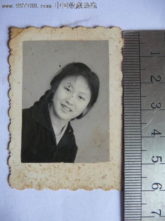 大辫子姑娘,老照片,个人照片,七十年代(20世纪,黑白,尺寸不详,无齿边