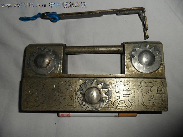 清代时期白铜刻花大锁