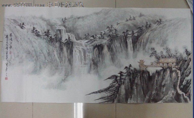 郑守宽,1966年生于济南天桥区,毕业于西安美术学院。字:汇新,号:清祖,斋号:沣祥斋。郑守宽山水画,早年受黎雄才影响,后融汇古今,自成一格,尤以焦墨、渴笔写生独胜,风格老辣、雄劲。他的山水画饮誉海内外,独树一帜,荡气回肠,品位高雅,情趣盎然,用笔、用墨更让画坛同仁赞不绝口,每幅作品气势宏大,用笔飘逸,焦墨的运用栩栩如生。其挥写之青山绿水,气势清旷绝俗,千峰竞秀,烟云氤氲,瞩目咫尺,意在千里。郑先生的山水画是意境深邃的纯艺术珍品。他亦善书法,尤以行书见长。具备极其深厚的传统功力,突破了前代书法家的樊篱,形