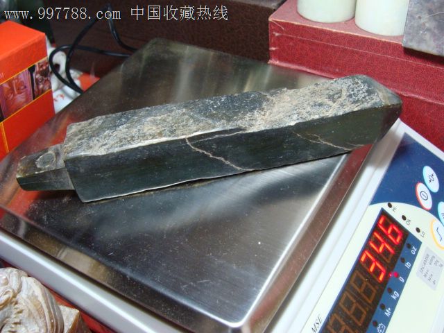 民间收罕见单孔石锥,一面光亮如鉴,另一面沧桑斑驳,典雅不失刚毅