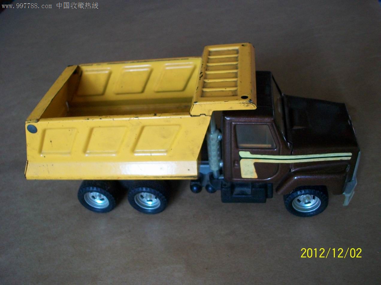 七八十年代铁皮玩具车