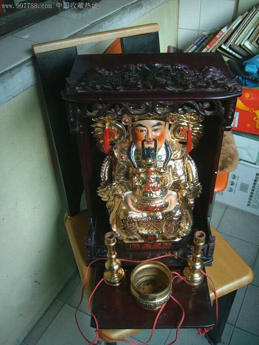 带神龛,香炉和烛台的财神爷