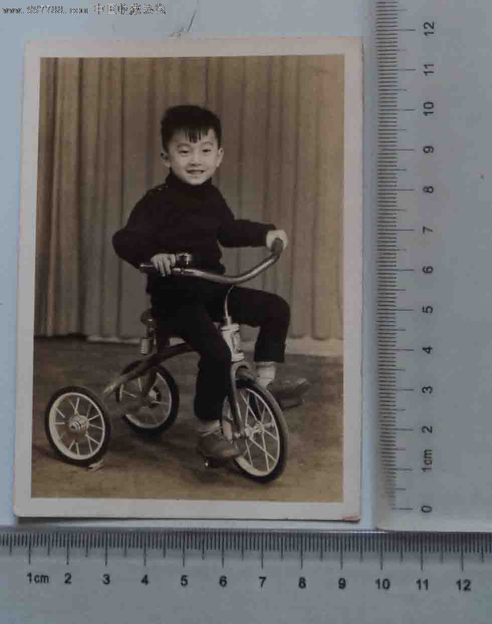 儿童骑着自行车(老照片)