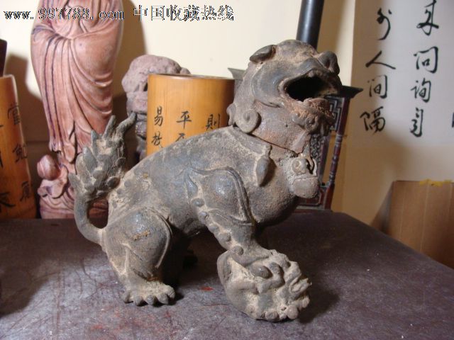 老大户家熏香铁狮子一对,铿锵伟岸,气势不凡,燃烟从狮口缭绕而出,镇宅