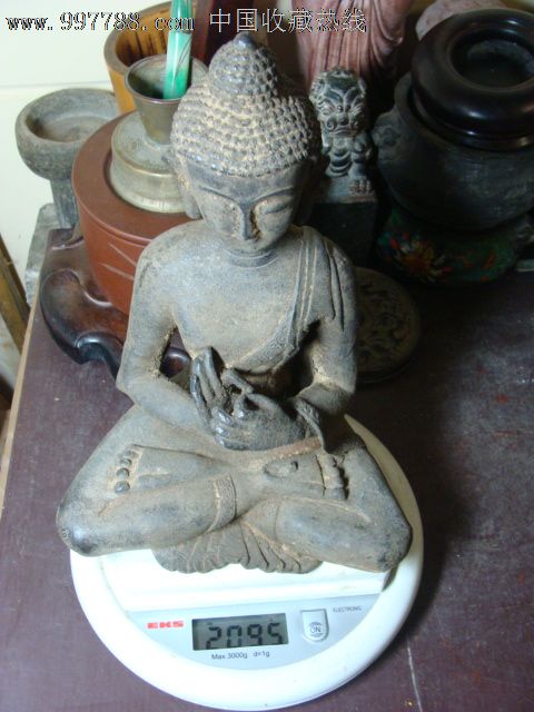 老庙散出三斤多重铁铸藏传佛像,盘腿,兰花指施法状,蜂窝头,衣褶等纹饰