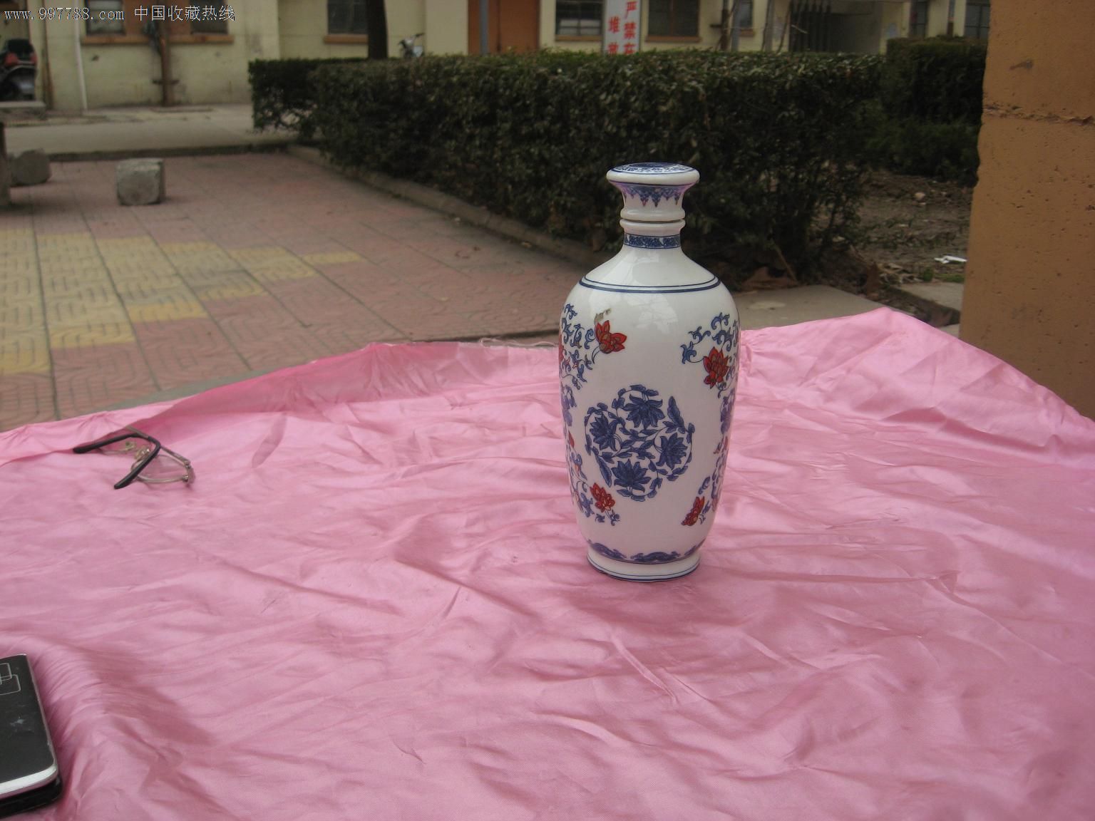 【酒瓶收藏】青花瓷配釉里红花朵一斤装酒瓶(完美品相)