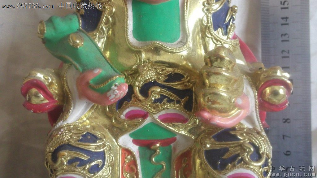 樟木雕成的财神爷,手持如意和金元宝,身上有五只动态的瑞鹤