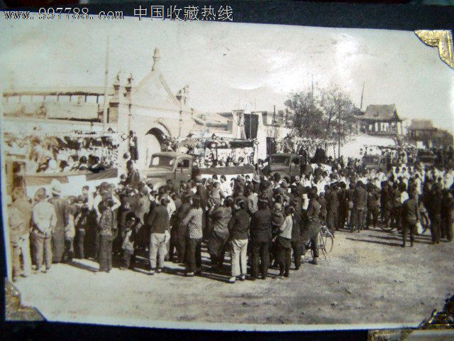 民国27年《日本军庆祝攻占山西省大同市内的"街头*行表演"》一组(5幅)