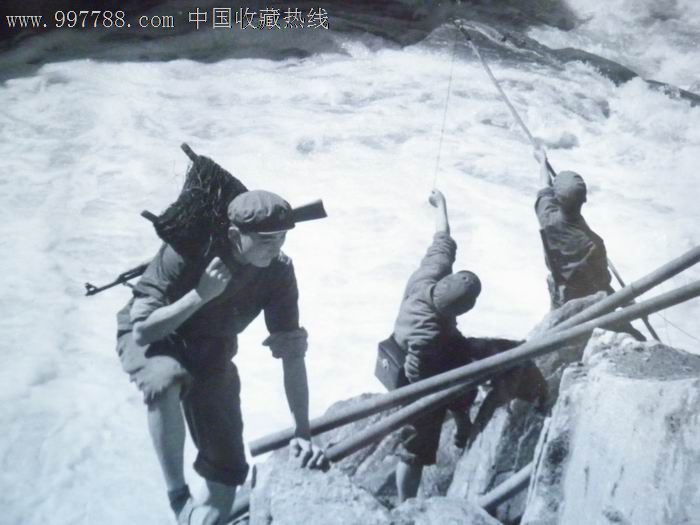 解放军通讯兵正在安装电话线(照片:43)照片大小:51.2
