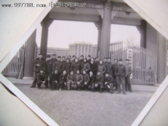 1958年北京农业机械化学院学生在校门前集体
