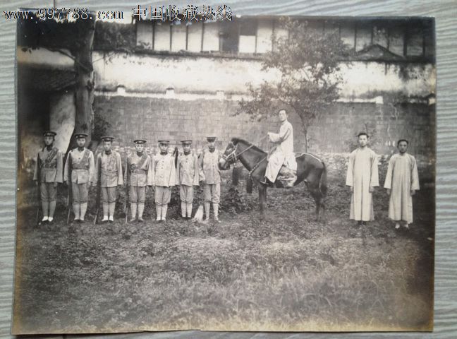 洪宪伯爵湖南将军汤芗铭带随从骑马大照片一张