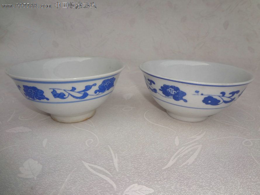 两只不同底款的湖南石湾窑缠枝连理纹青花瓷碗