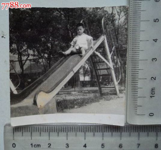 小男孩玩滑滑梯留影