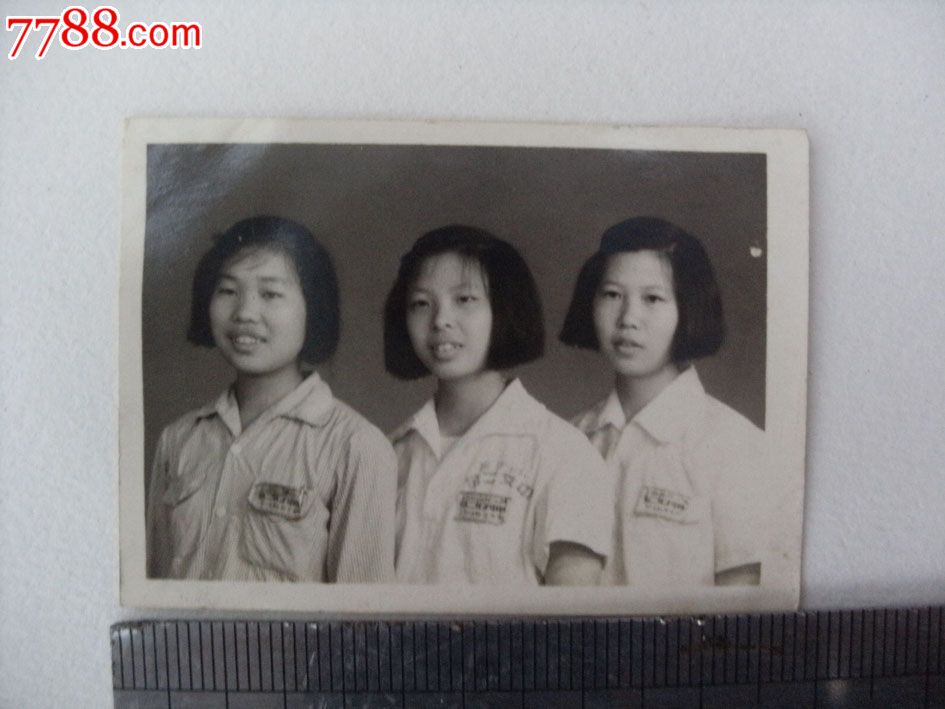 三个女学生,老照片,个人照片,年代不祥,手工上彩,1-2寸,无齿边,无标志