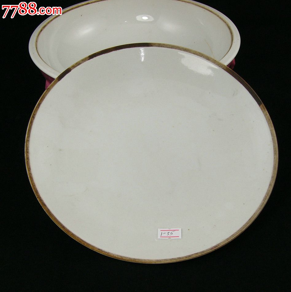 三包,器身有一道线,应该是蒸煮东西时候产生的,其他看图,乾隆托款。。~~~~本人上网时间有限,没有时间和顾客交流,为方便交易,标价即最低价格了,请勿再次站内寻低价了。大所有藏品尽量客观描述,如有不清楚请致电,18662499657,地址:苏州观前街文化市场DD07室礼~~~~