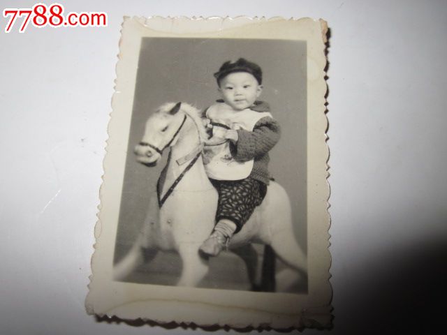 60年代儿童骑木马留念照_老照片_纸醉金迷缘藏阁