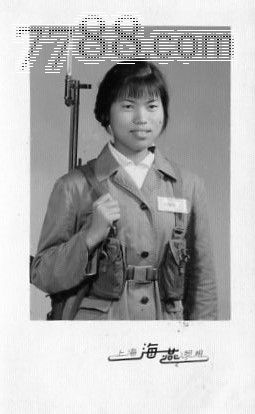 文革中背*刺*上了膛的女民兵