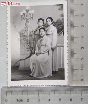 女子们穿韩服合影(老照片)