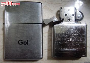 zippo(外壳响,外壳面有英文字.年份与产地不详,加棉与