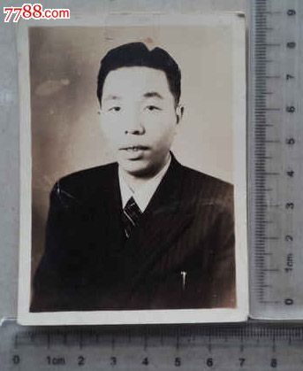 穿西装男子留影(老照片)