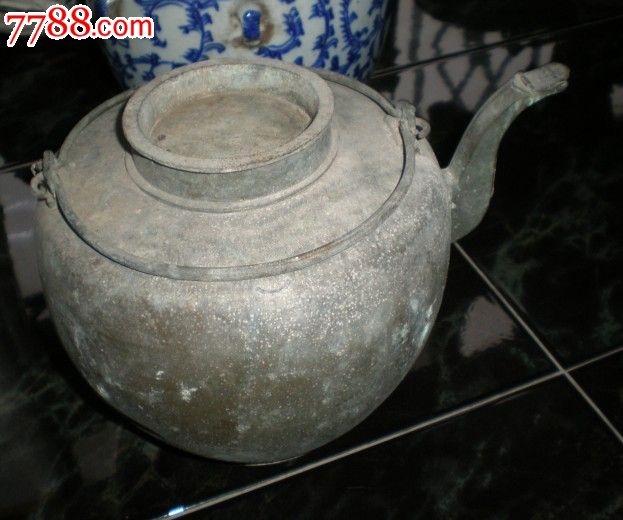 老铜壶 