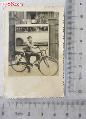 小男孩骑自行车留影(老照片)