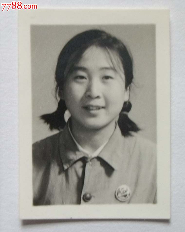 戴像章证件照