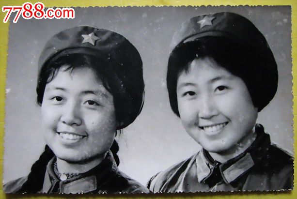 四英寸(10厘米)七十年代解放军女战士双人照_