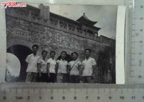 1965年朋友在南京玄武门前留影(老照片)