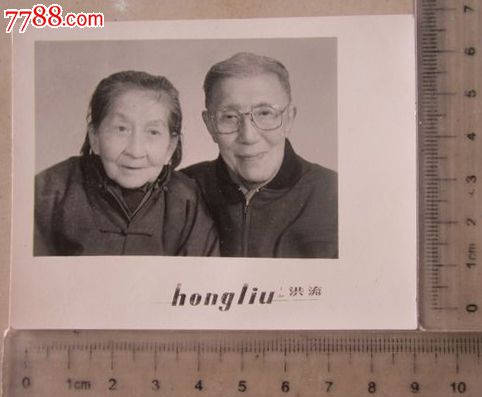 老年夫妻留影(老照片)