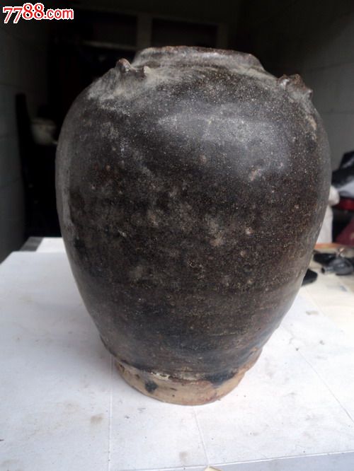 出土宋代酱釉乳钉龙罐
