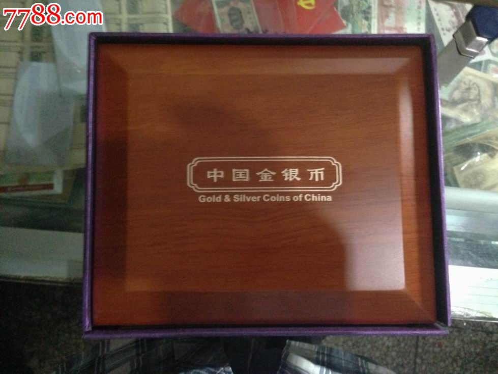 装四个一盎司熊猫银币的豪华木盒,尺寸19x16厘