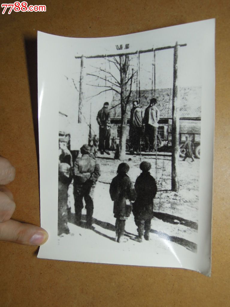 被日本人吊死的中国人【七八十年代重庆博物馆翻拍民国照片】