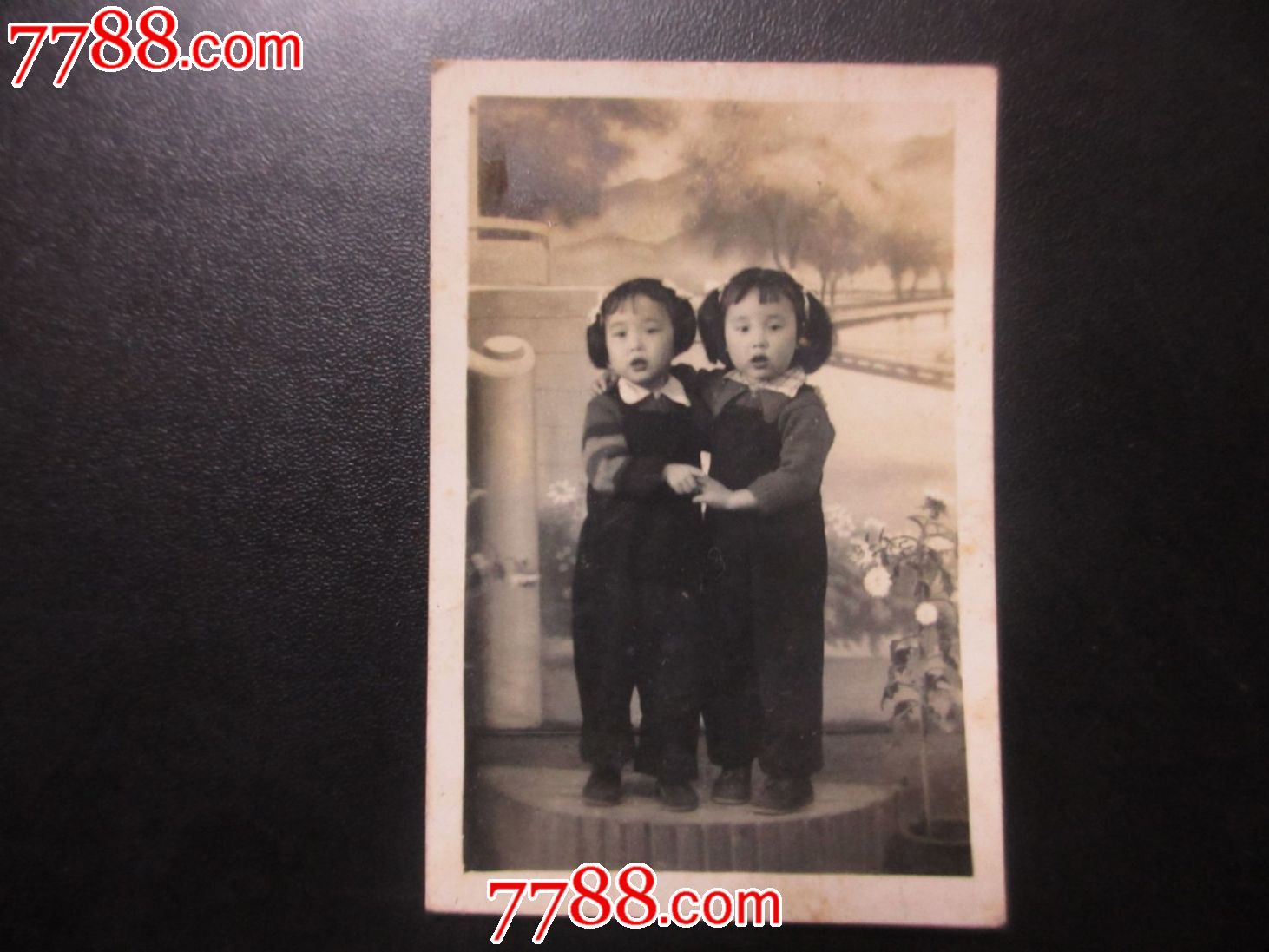 双胞胎姐妹俩老照片_第1张_7788收藏__中国收藏热线