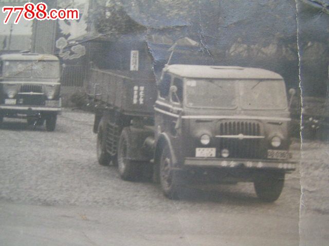 老照片【60年代,*队里开出的卡车车队】老汽车