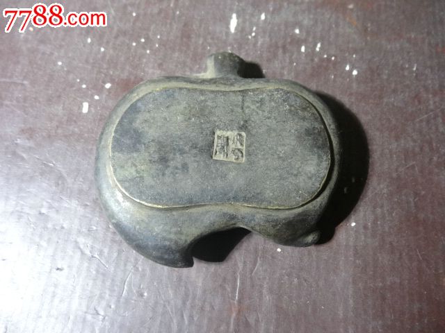 古老铜铸蝙蝠硕桃笔洗,寓意"桃符,造型构思精巧,底款"飞云阁,包浆