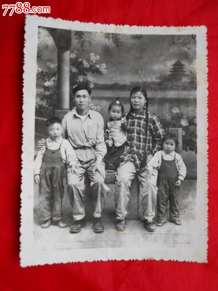 大黑白老照片,一家5口,女主人扎长麻花辫,长10.8cm,宽8.3cm
