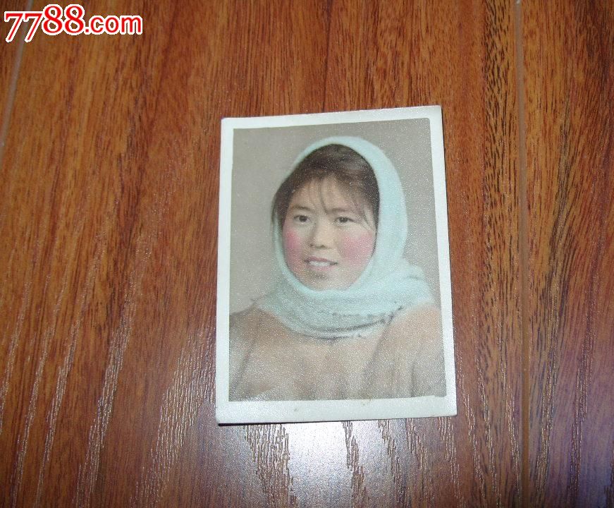 文革手工上色照片:戴围巾的妇女