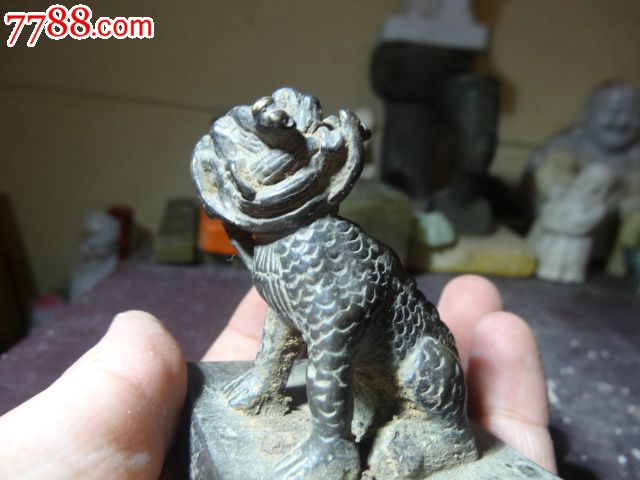 印中珍品:古老铜铸麒麟瑞兽钮印章,印边4厘米,包浆好皮壳好,四字篆体