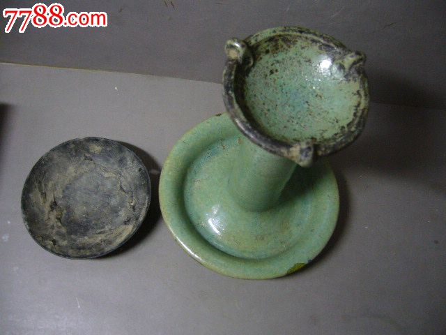 清代绿釉高足灯盏