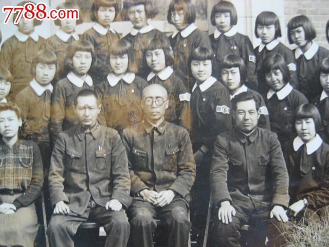 珍贵民国原版老照片:龙江省立齐齐哈尔女子国民高等学校师生合影两张