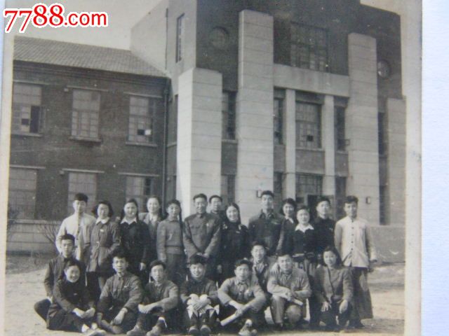 老照片【50年代,沈阳农学院教学楼前合影,佩戴校徽标准照(附底片)】