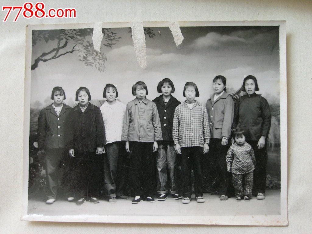 老照片140123-50年代朴实边疆8姐妹大合影9.8-7.5cm