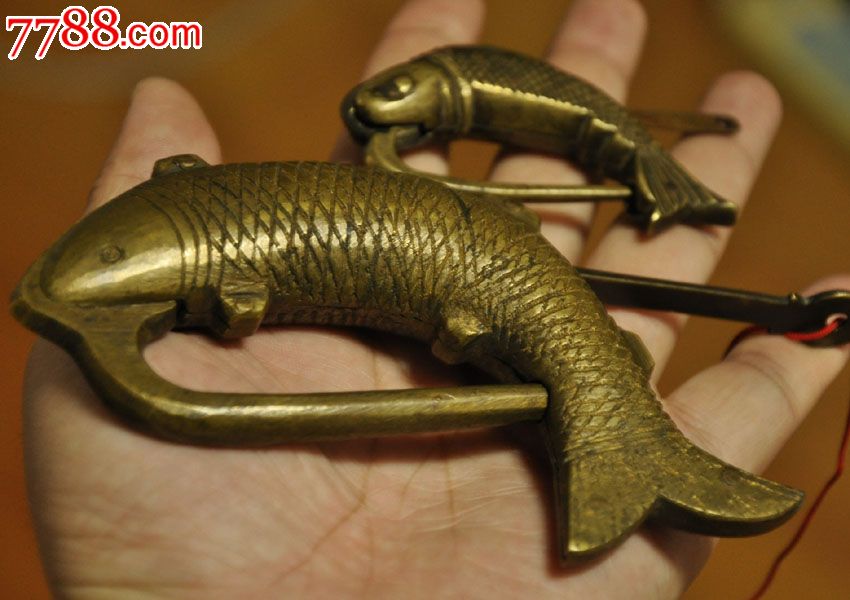 特大号老鱼锁一把13厘米长(小鱼是参照物)