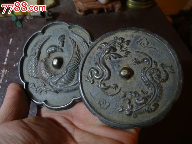 民间收罕见"腾蛟起凤"小铜镜两枚,双龙戏珠,龙凤呈祥,寓意吉庆,允称双